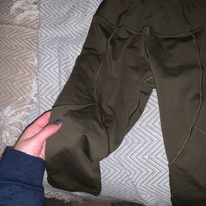 Lululemon green cropped leggings.